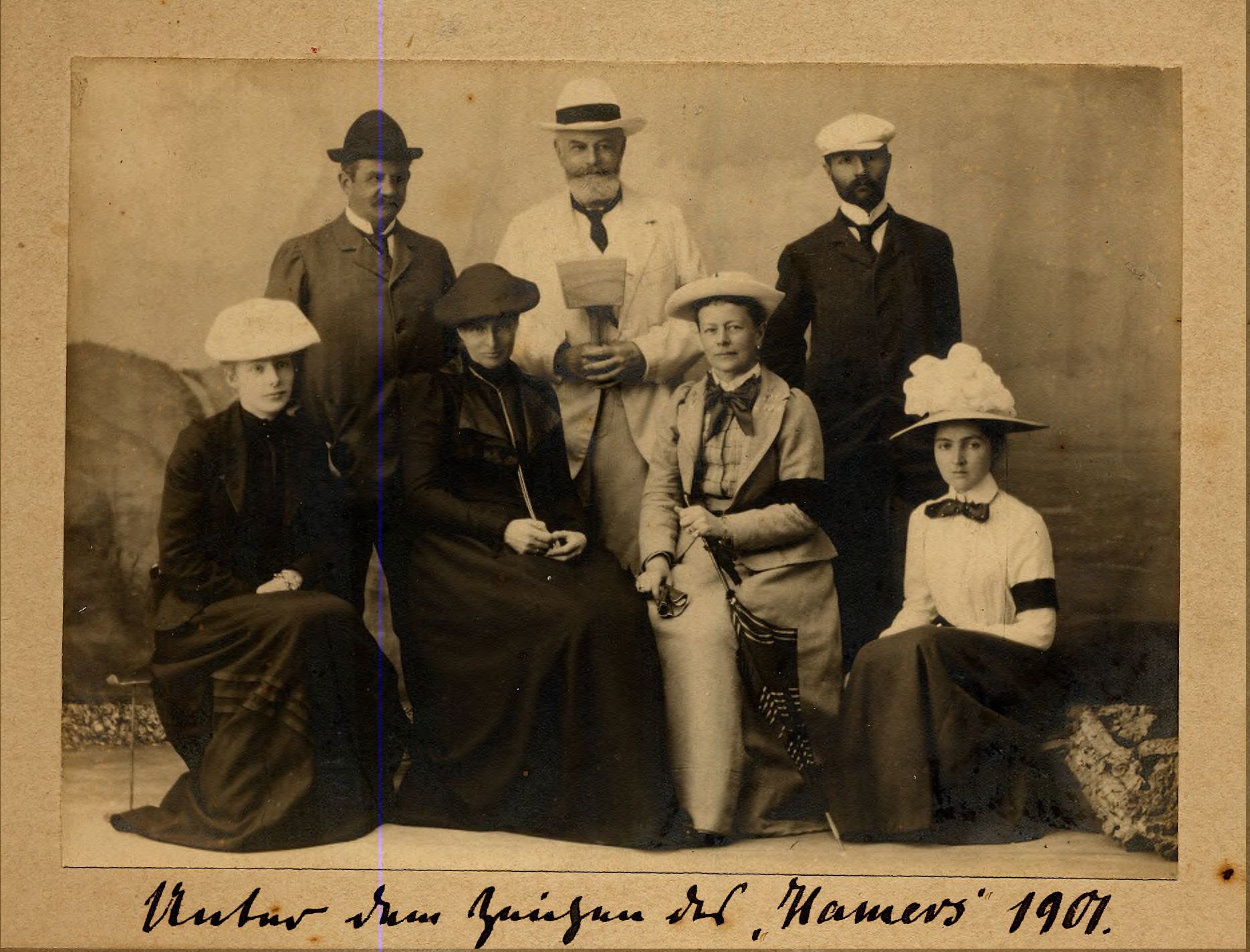 Groepsfoto van patiënten met hamer Goes 1901