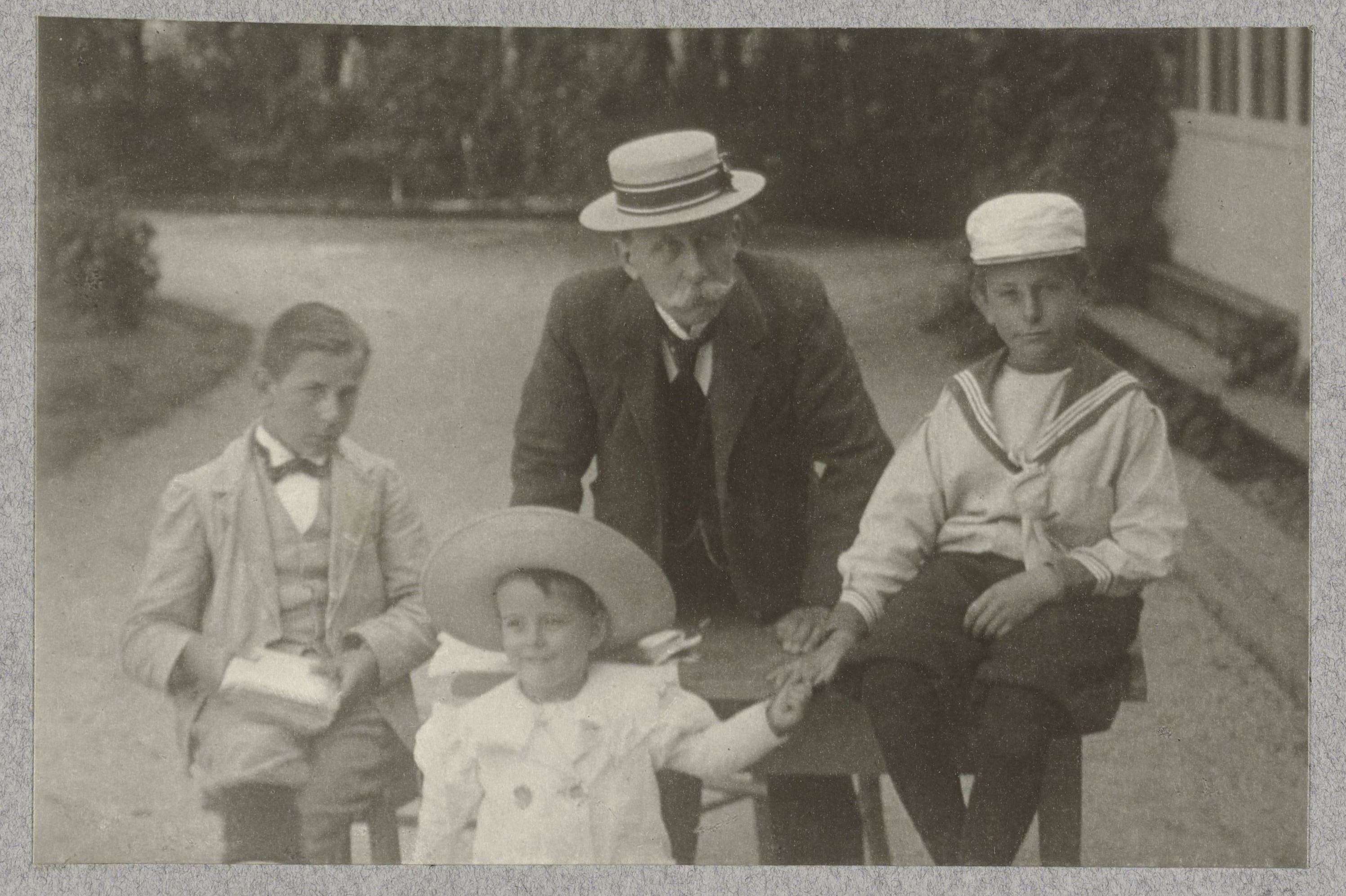 August Kessler met zijn kinderen, ca. 1897. Rijksmuseum Amsterdam. 