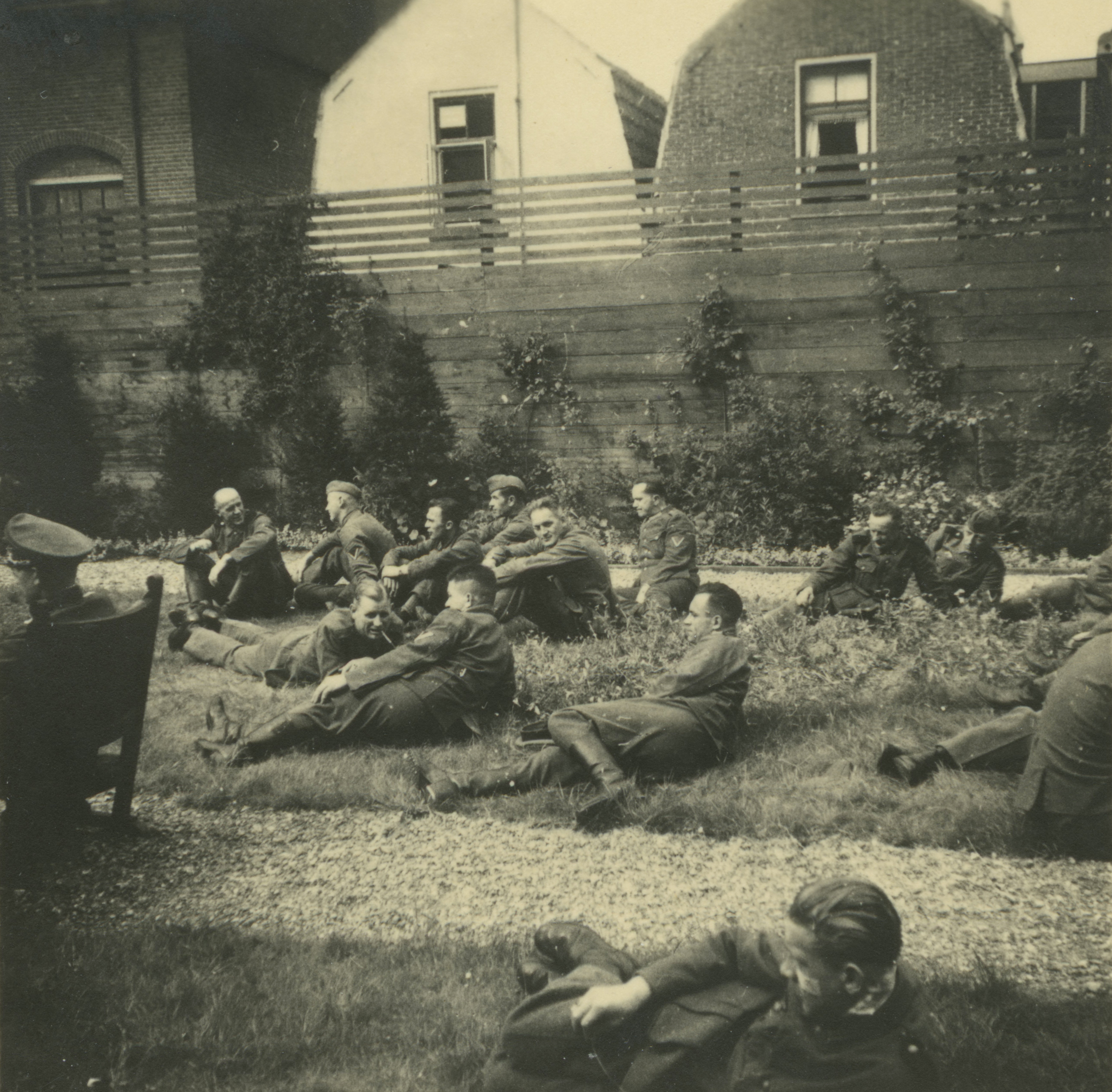 Concert op de binnenplaats van de R.K. Meisjesschool aan de Laat, Alkmaar 1943