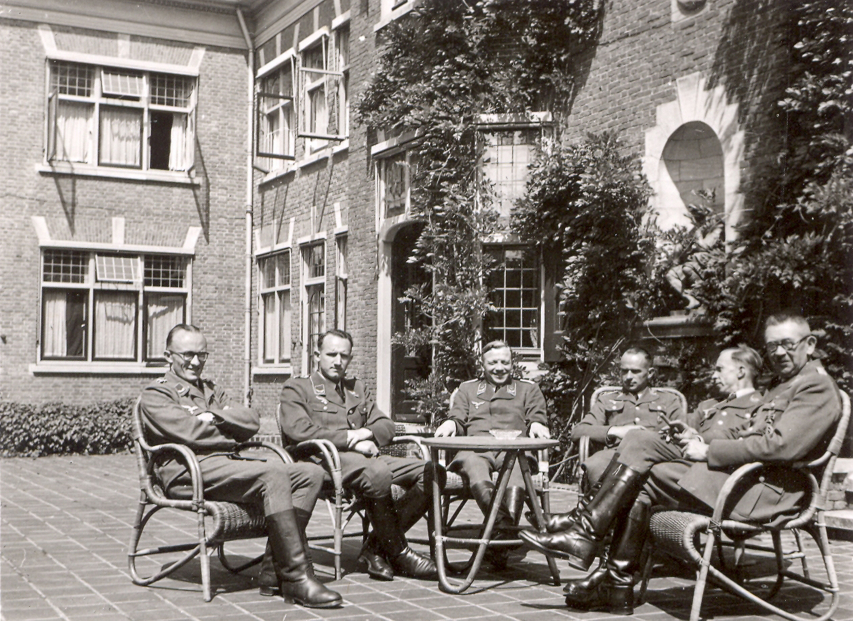 Duitse officieren in de tuin van Huize Voorhout.
