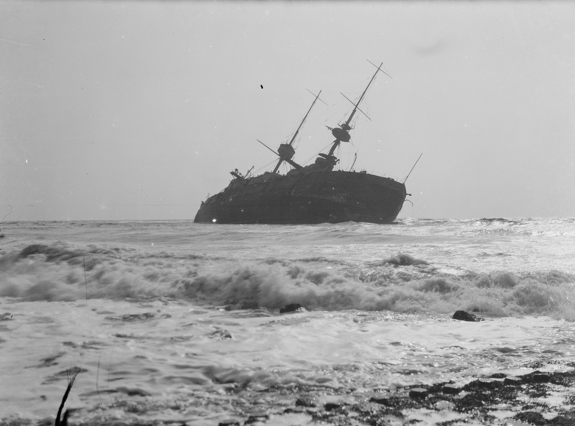 De Prince George kort na de stranding met de masten nog intact.