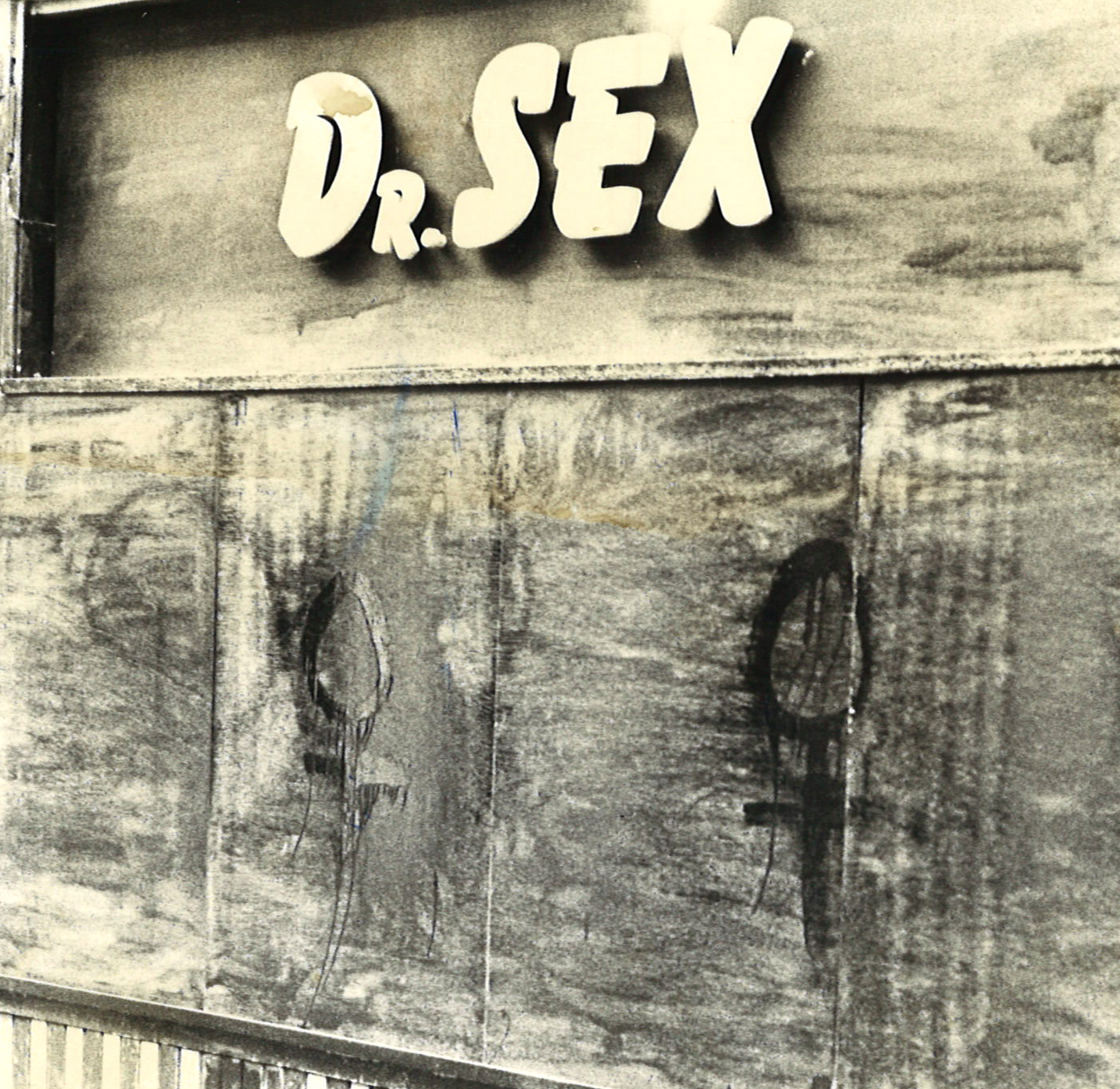 De bekladde voorgevel van Dr. Sex.
